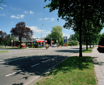 21614 Gezicht in de Hindersteinlaan te Vleuten (gemeente Utrecht), met links het Esso-benzinestation (Hindersteinlaan 20).